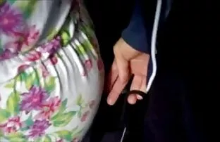 یک دختر 18 ساله منتظر ماند تا والدینش کار خود را ترک کنند و به جای رفتن به مدرسه ، او شورت هایش را sexکم حجم برداشت و شروع به بازی با گربه صورتی صاف کرد