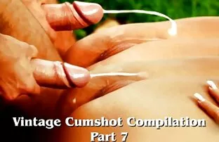 چاق دختر کوچک fundles خودش را در مقابل بازی های سکسی کم حجم وب کم
