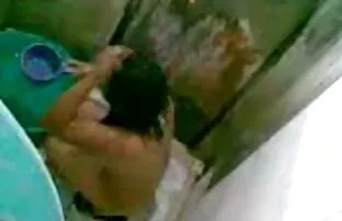 ورزش ها داغ سکس کم کیفیت می شود dildo به در بیدمشک او