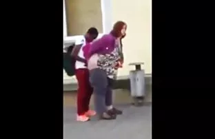 دختر ایستاده بود و تماشا به عنوان وانت زیر کلیک دوست او. پس از آن ، او نیز فیلمهای سکسی کم حجم شهوانی بود