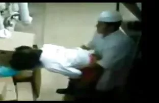 سگ ماده داد یک ضربه به سکس کم کیفیت یک همسایه